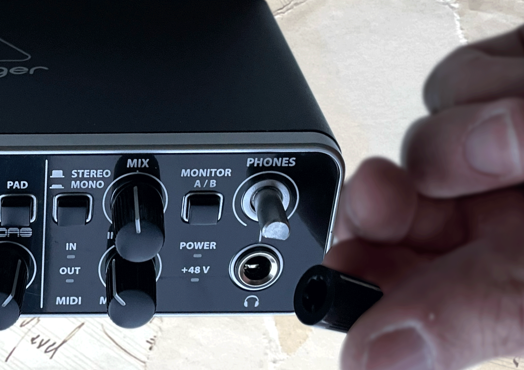 Sturdy, removable knobs on the UMC 204 HD