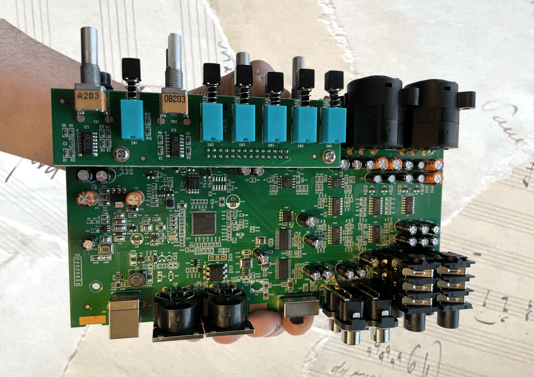 The exposed circuit board of the Behringer U-Phoria UMC204HD