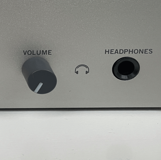 UA Volt 276 headphone socket and headphone volume control knob